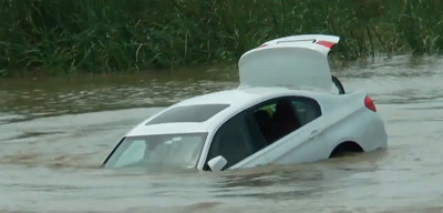 Arrojó su BMW que le regalaron sus padres al río por que él quería un Jaguar | Noticias Paraguay
