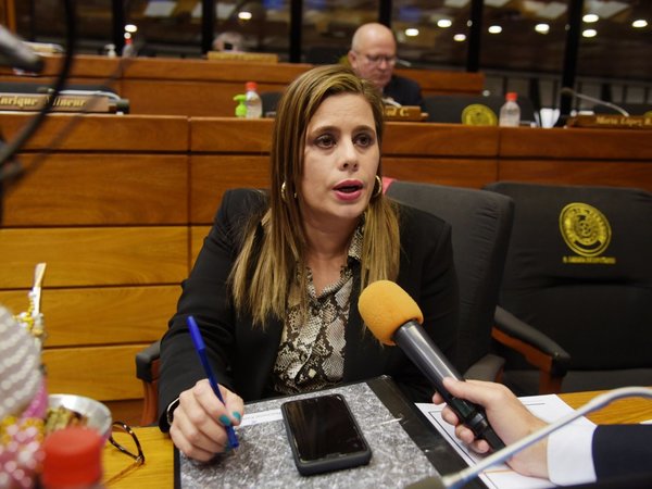 Excluyen a Kattya González de comisión que investigará acta de Itaipú