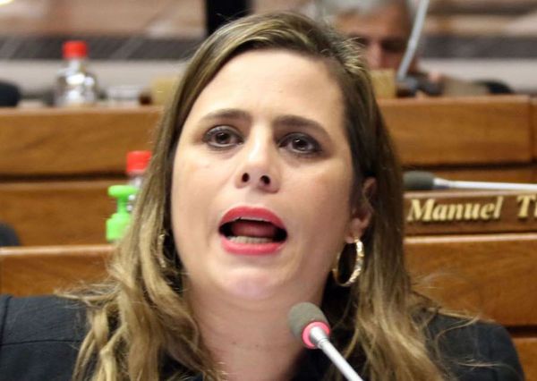 Excluyen a Kattya González de comisión de investigación de acta bilateral