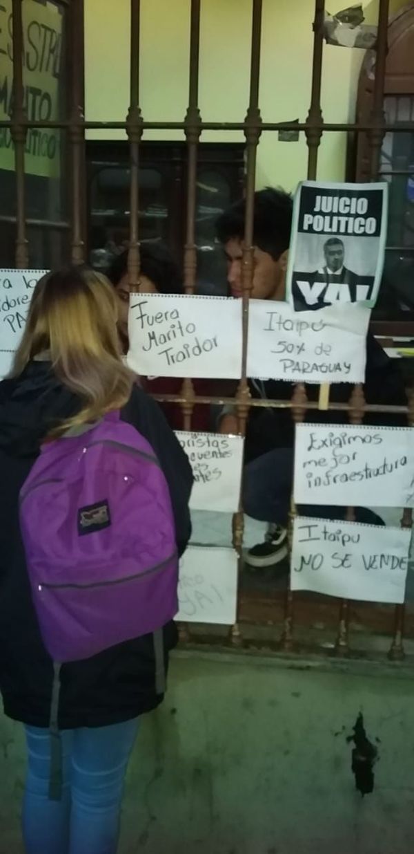 Acta entreguista: estudiantes toman Colegio Pdte. Franco y exigen juicio político de Abdo - La Primera Mañana - ABC Color