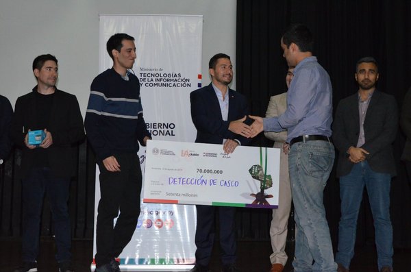 Sistema que detecta motociclistas sin casco fue el ganador del Hackathon 2019 | .::Agencia IP::.