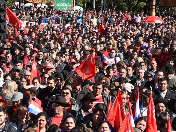 Mario Abdo se une a la marea colorada en la Plaza de la Democracia
