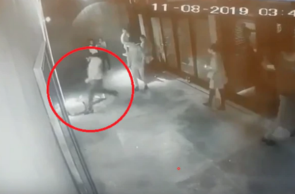 Joven sufre fuerte golpe a traición en bar de Villa Morra