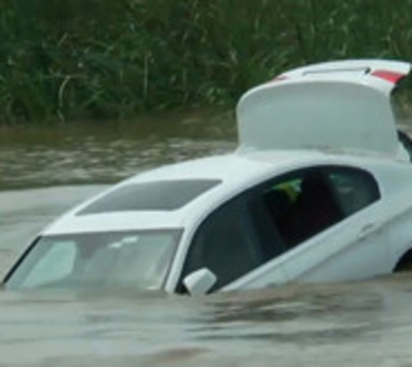 Arrojó su BMW al río por que él quería un Jaguar - Paraguay.com