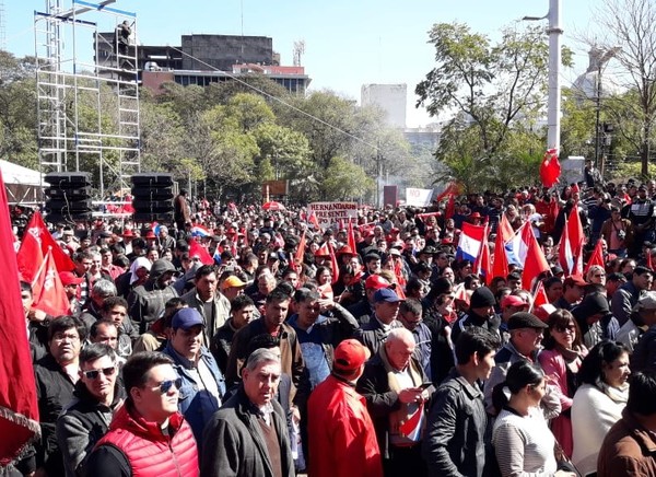 Atentos, hasta que se desactive el intento de destitución