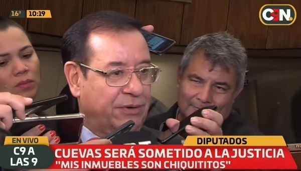 Cuevas dice que tiene propiedades "chiquititas"
