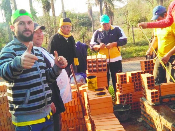 Vecinos solidarios construyen casa para una señora enferma