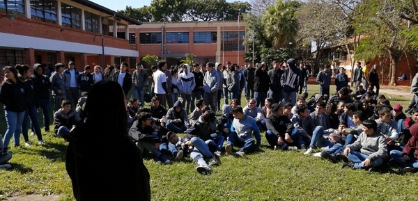 Estudiantes secundarios y universitarios exigen juicio político