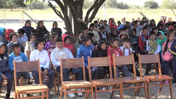 Estudiantes indígenas realizan trabajos para conservar idioma nivaclé