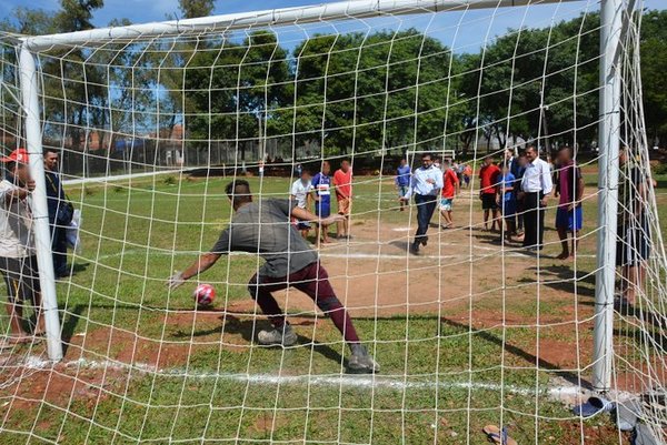 Con escuelas de fútbol en centros educativos buscan reinserción de jóvenes » Ñanduti