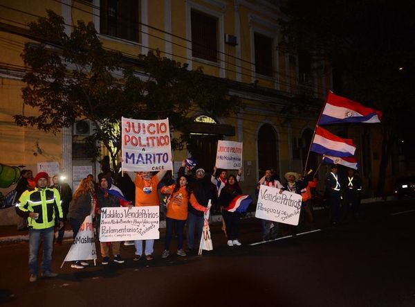 Ciudadanos autoconvocados se suman a toma del colegio Presidente Franco - Nacionales - ABC Color