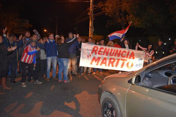 Sanlorenzanos cerraron avenida pidiendo juicio político - Nacionales - ABC Color