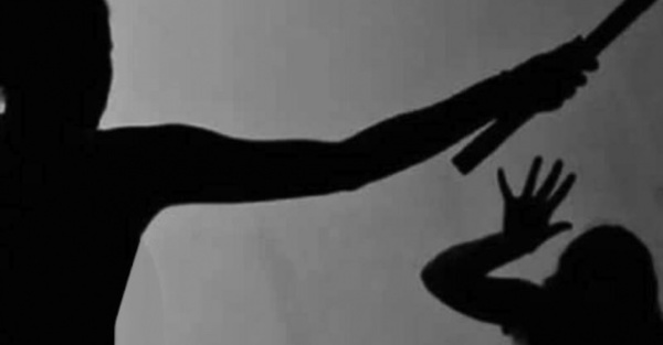 Le garroteó con palo de escoba a su hija de 8 años