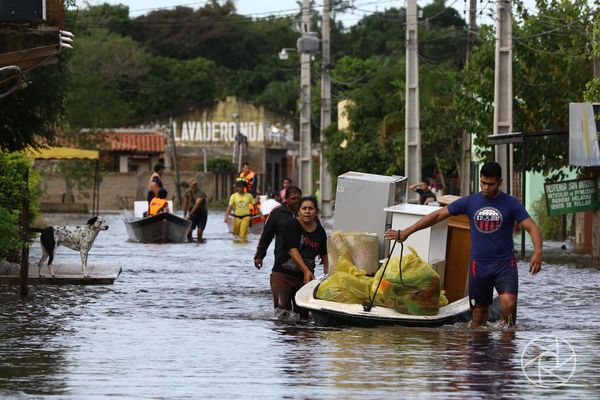 Miles de anegados y un gobierno que improvisó ayuda