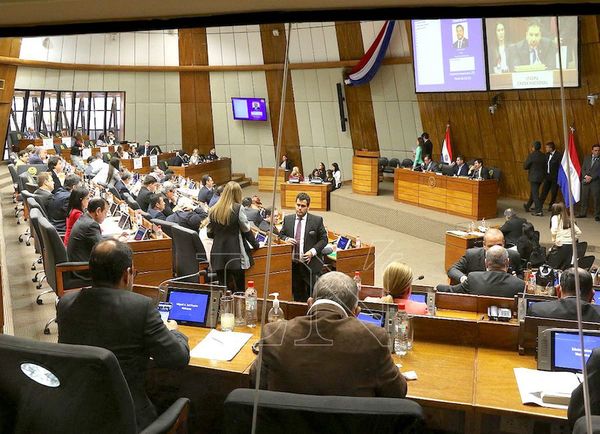 Diputados salvan a Cuevas del desafuero