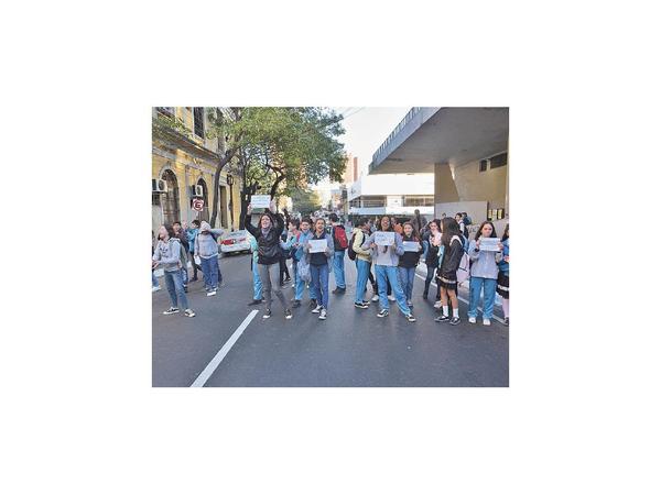 Estudiantes toman colegios para exigir juicio político al Ejecutivo