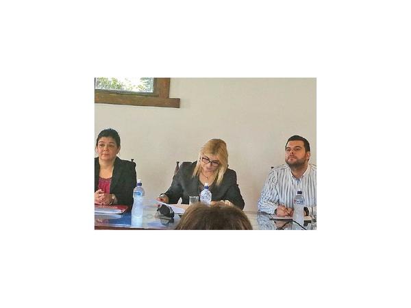 Nueva denuncia de maltrato contra directora del MEC