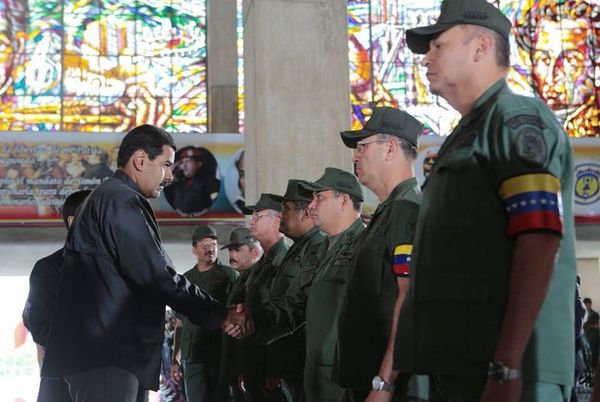 Maduro reprime a fuerzas de seguridad para mantener control, según el Times - Mundo - ABC Color