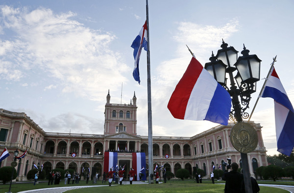 Este miércoles se celebra el Día de la Bandera Paraguaya » Ñanduti