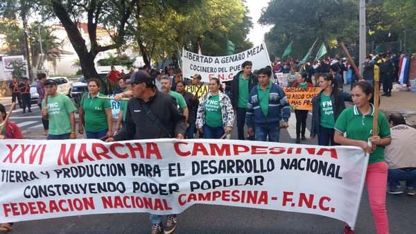 Larga Marcha llega a Asunción para manifestar su descontento contra el Gobierno » Ñanduti