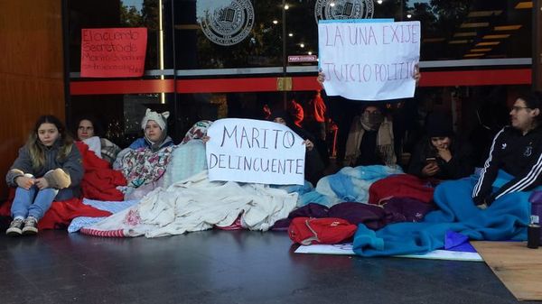 Universitarios que exigen juicio político siguen en vigilia - Nacionales - ABC Color