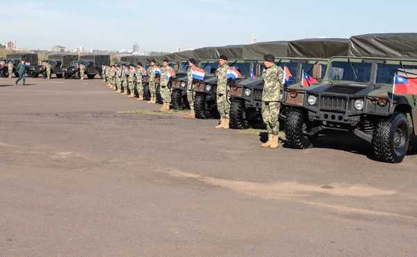 Fuerzas Armadas recibe vehículos tácticos y helicópteros por parte de Taiwán | .::Agencia IP::.