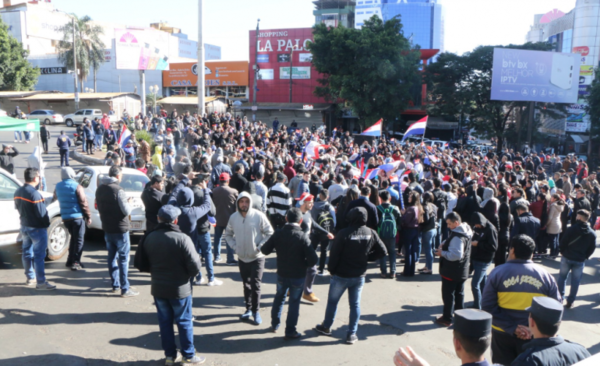 HOY / Tensión en CDE: manifestantes pro juicio político obligan a cerrar locales