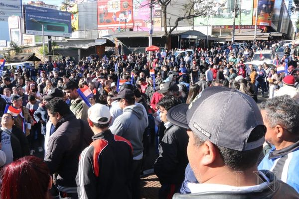 Bloquean calles en Ciudad del Este a favor de juicio político a Abdo