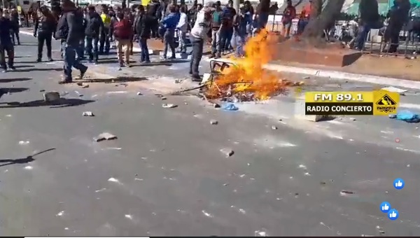 Manifestantes destruyen parabrisas y se enfrentan con policías en CDE