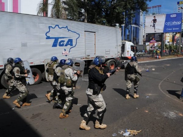 Reprimen a manifestantes que exigen juicio político en Ciudad del Este