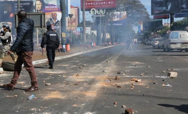 HOY / Reprimen a manifestantes con gas lacrimógeno y balines de goma en CDE