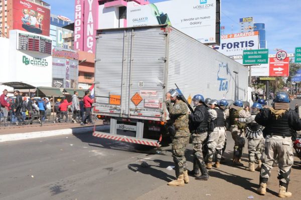 Policías reprimen a manifestantes en Ciudad del Este