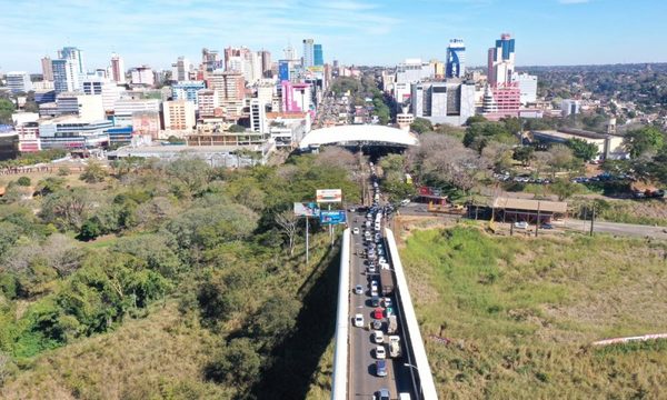 Paso por puente de la Amistad está bloqueado