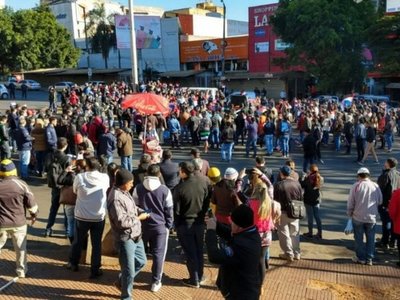 Comerciantes de CDE cierran sus negocios y salen a manifestarse