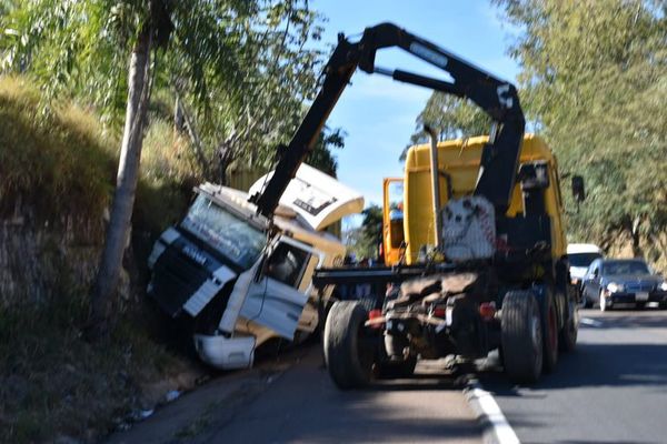 Un camión de gran porte volcó en el cerro Caacupé - Nacionales - ABC Color