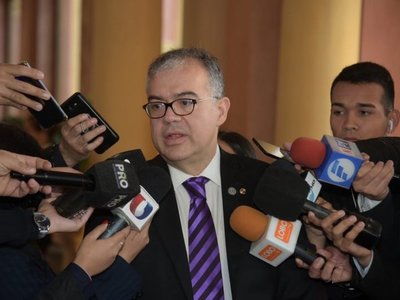 Ullón evita responder sobre aplazo a la gestión de Mario Abdo