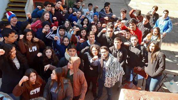Toma de colegios: estudiantes instan a sumarse a las movilizaciones - Nacionales - ABC Color
