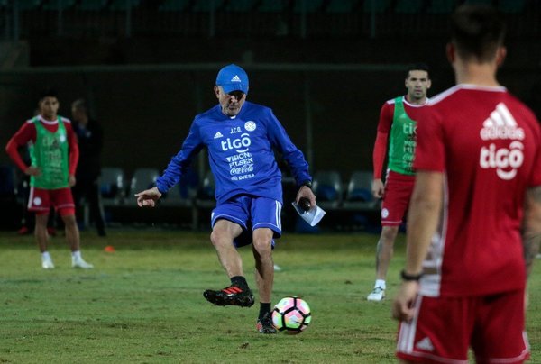 Osorio podría cambiar de equipo y dirigir a dos paraguayos