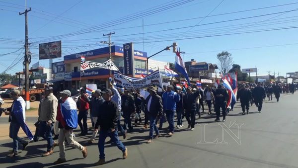 Campesinos cierran rutas para exigir juicio político a Abdo