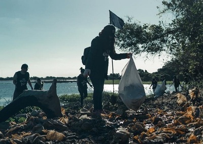 Empresas recogen 22 toneladas de basura en costas del río Paraguay