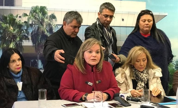 HOY / Mamá de (refugiada) acosada por 'capo' de magistrados: 'Mandaste a la guillotina a mi hija'