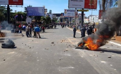 Manifestantes atacaron camión y fueron reprendidos por antimotines
