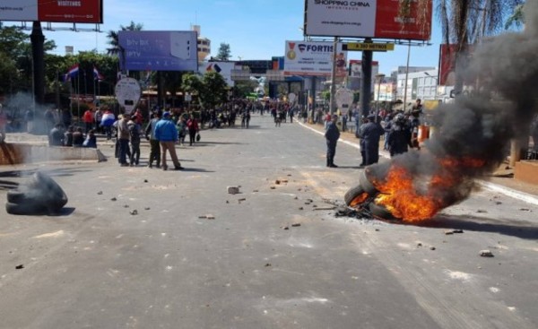 Manifestantes atacaron camión y fueron reprendidos por antimotines