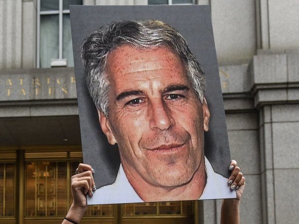 Los vigilantes de Jeffrey Epstein se durmieron y falsificaron registro