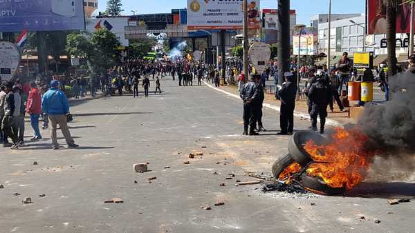 Represión policial en CDE: "Ellos pararon porque se quedaron sin balas"" » Ñanduti