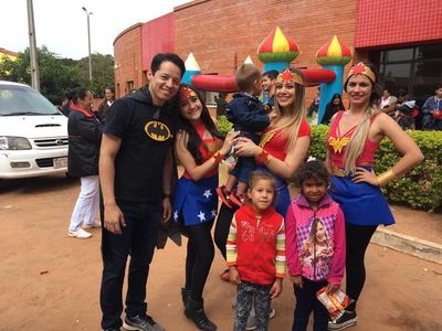 En Santa Rosa se visten de héroes y heroínas para alegrar a niños