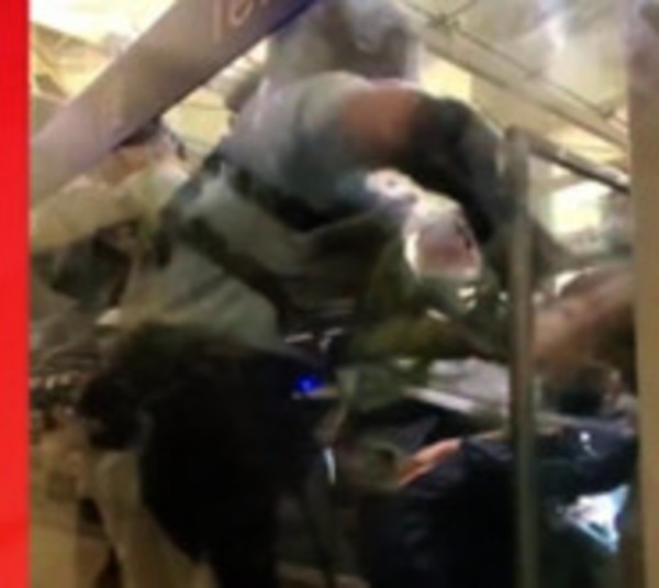 Desalojan con suma violencia el aeropuerto de Hong Kong - Paraguay.com