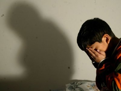 Condenan a 14 años a un hombre que abusaba de su hijastro