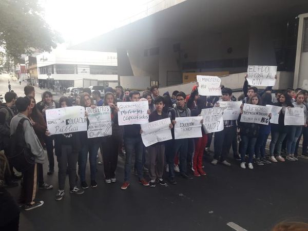 Estudiantes levantan toma de Presidente Franco - Nacionales - ABC Color