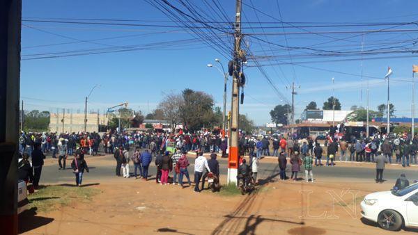 Labriegos cierran ruta en San Pedro y piden juicio político - ADN Paraguayo